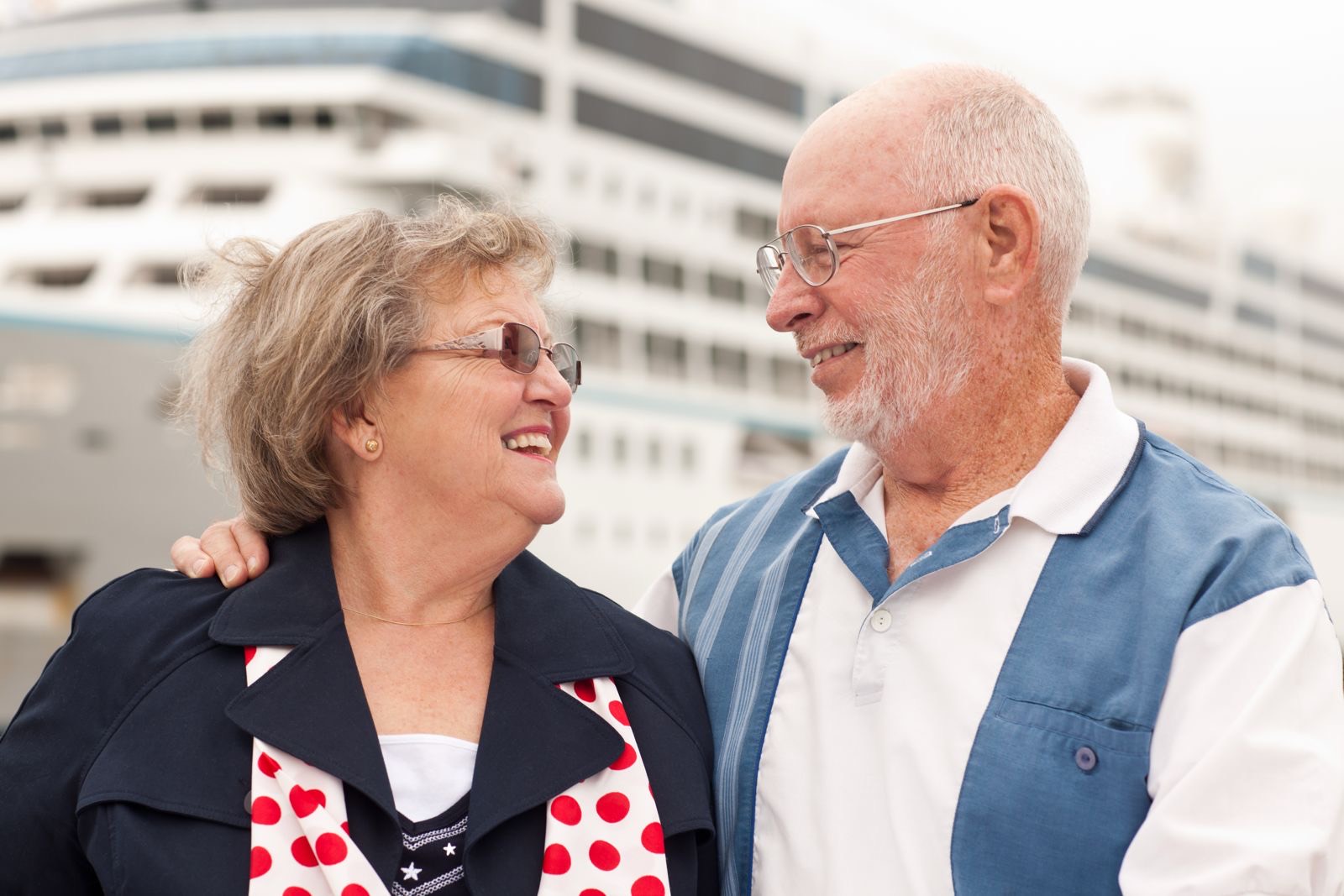 Couple senior complice en croisière après une rencontre sérieuse en Deux-Sèvres, Vienne et Indre-et-Loire