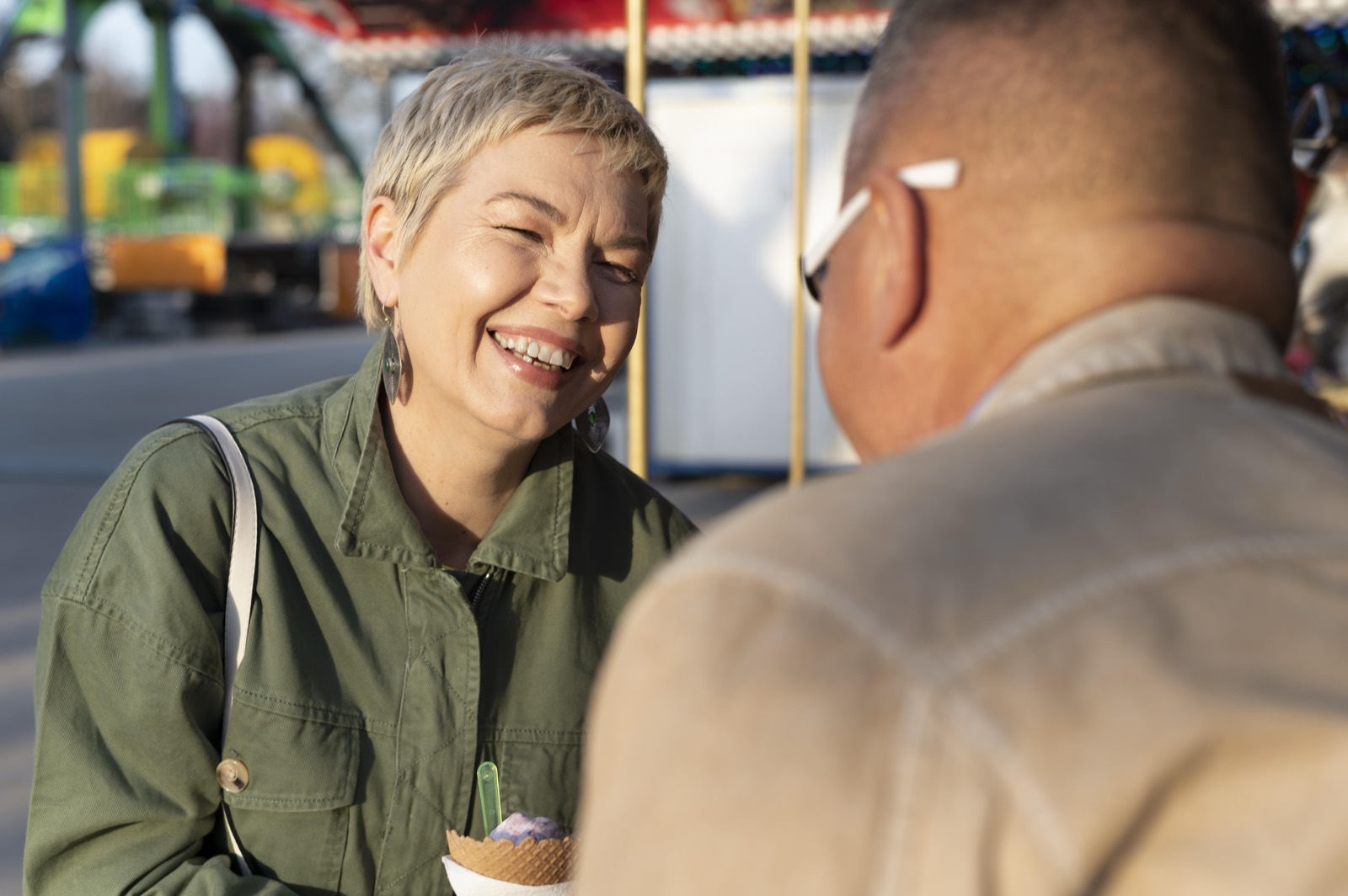 Couple heureux après un love coaching en Deux-Sèvres, Vienne et Indre-et-Loire